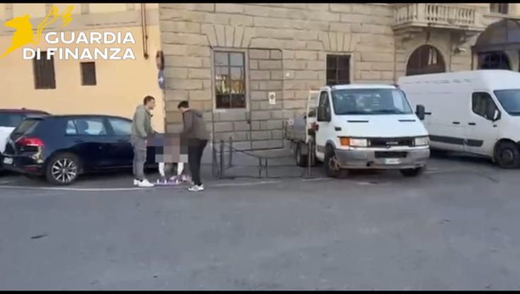 Firenze, sorpresi a fare la truffa delle “tre carte”: due denunciati