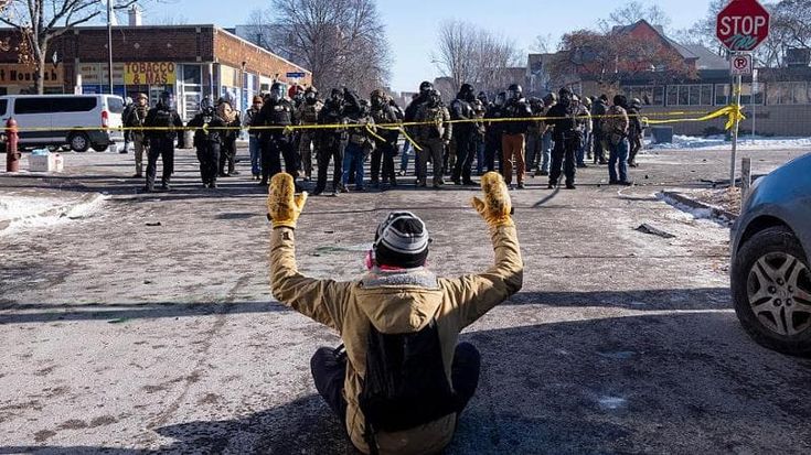 Minneapolis, Trump: “A un certo punto l’Ice se ne andrà”. Ma manda il falco dei confini Homan