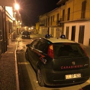 Per ore barricato in casa: "Voglio morire", poi i carabinieri lo convincono a arrendersi