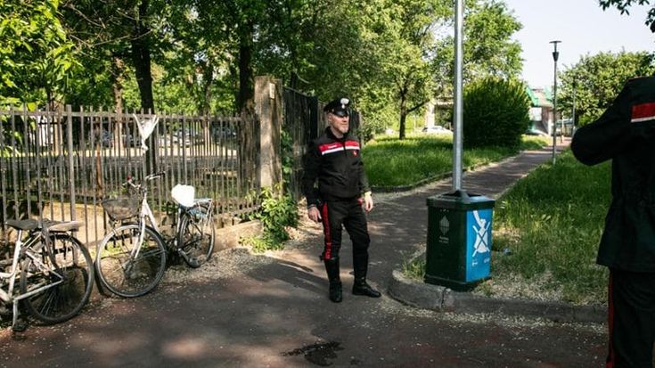 Milano, quattordicenne ferito con cocci di vetro da una banda: trovato per strada a Quarto Oggiaro