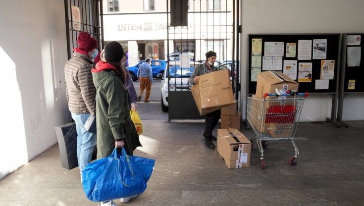 Abiti, cibo in scatola, medicine e giochi: i cittadini in coda per la catena solidale 