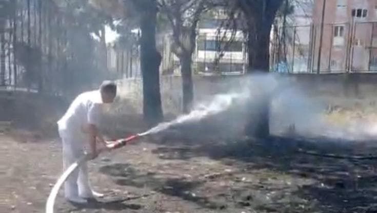 Soccavo, fiamme nel cortile di un centro disabili, anche i residenti hanno domato il rogo