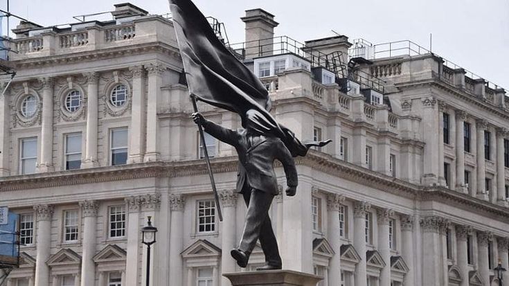Una statua di Banksy spunta nel centro di Londra a due passi da quella di re Edoardo VII