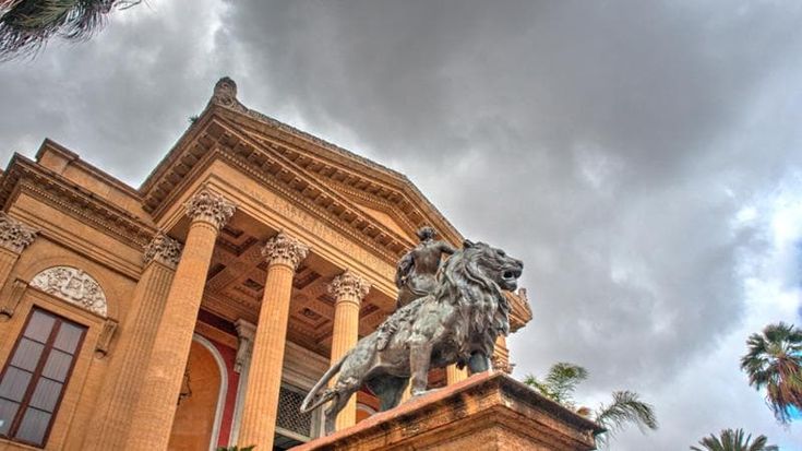 Una banca per il Teatro Massimo: “Finanzierà i restauri”