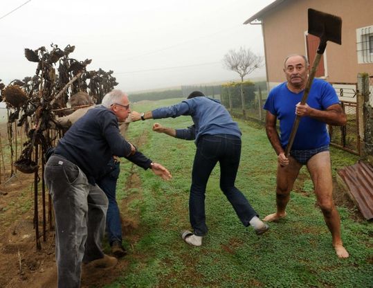 Francia, cacciatore in mutande aggredisce giornalisti con la pala: il meme è virale