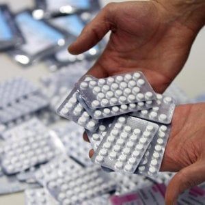 "Antibiotici, finire il ciclo non serve". Ma gli esperti bocciano il nuovo studio