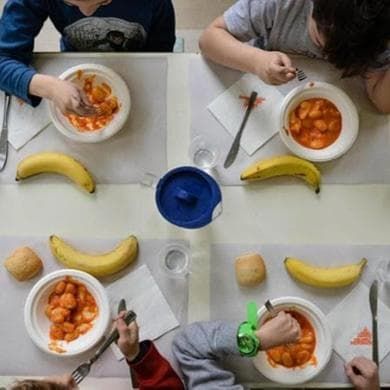 Santo Stefano Magra, la protesta del panino: contro l’aumento della mensa bambini con pranzo al sacco davanti al Comune