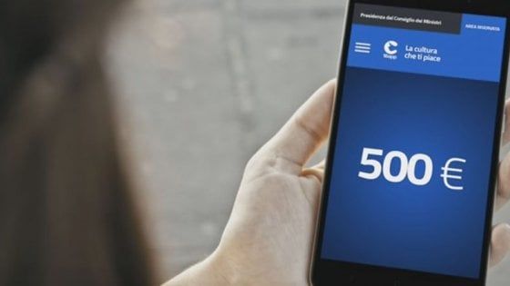 Bonus cultura, la denuncia degli editori: "Tagliati 100 milioni". Il governo: "I soldi ci sono"