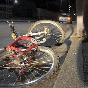 Milano, travolto da camion: morto in ospedale ciclista 89enne