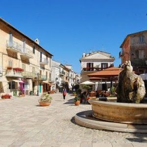 Coronavirus, i sindaci del Circeo corrono ai ripari: "Mascherine nei centri storici". Annullati i fuochi a Sabaudia