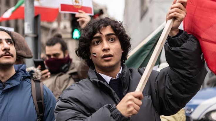 Iran, passa la mozione bipartisan al Senato ma M5S si astiene