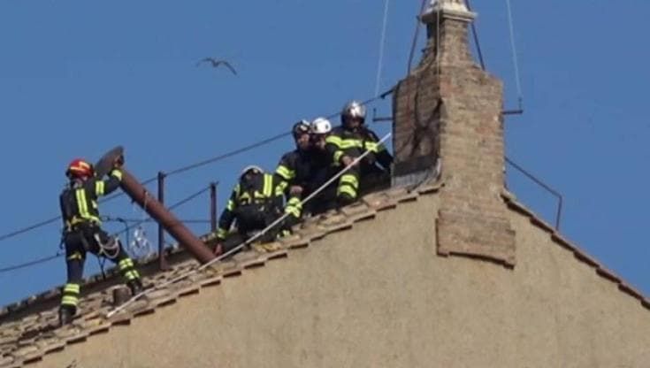 Conclave, montato il comignolo sul tetto della Cappella Sistina