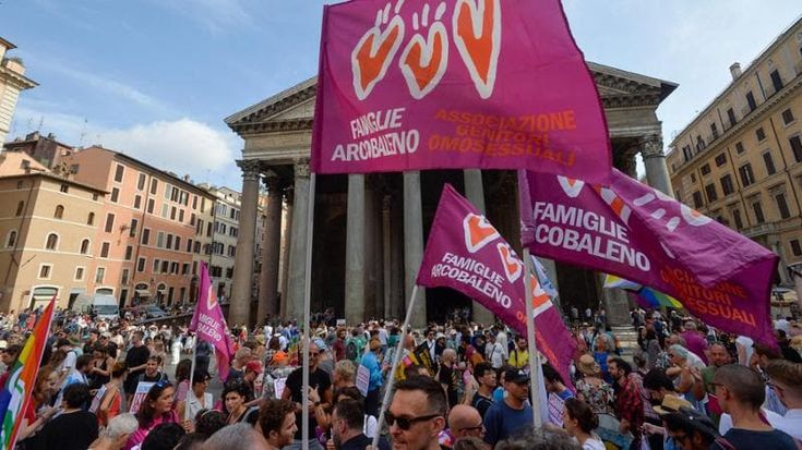 Figli di coppie gay, la Commissione Ue avverte l’Italia: “Il minore ha diritto di vedere riconosciuto atto di nascita di altri Stati membri”