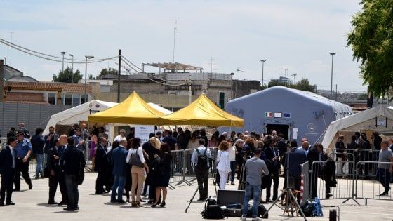 Bari, protesta al Palagiustizia inagibile: "No alla diaspora degli uffici, meglio le tende"  