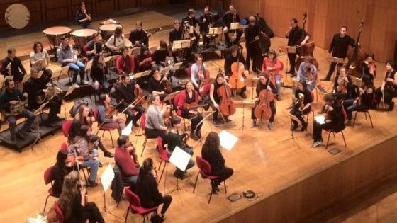 Non chiamatela "orchestra senza direttore": Spira mirabilis incanta il Manzoni di Bologna