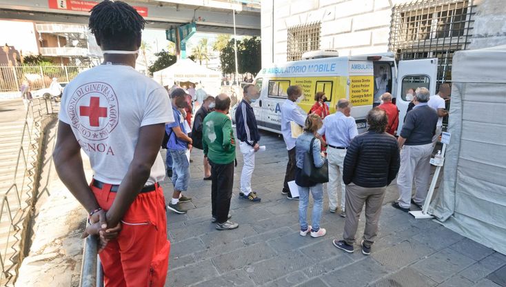 Piazza Caricamento, vaccini ai senza dimora