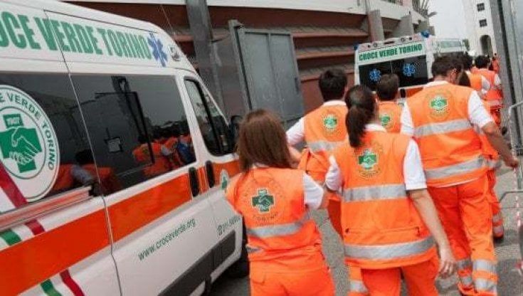 Ambulanze nel mirino dei vandali: 17 vetture della Croce Verde con le gomme tagliate