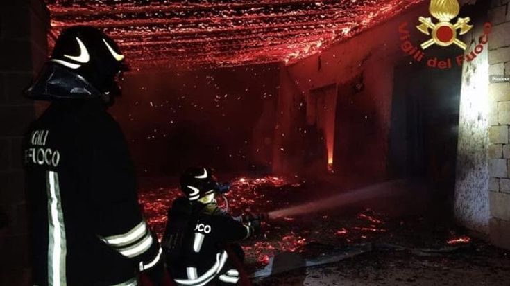 Salento, rogo distrugge due case vacanza: danni per migliaia di euro. L’ipotesi di un attentato