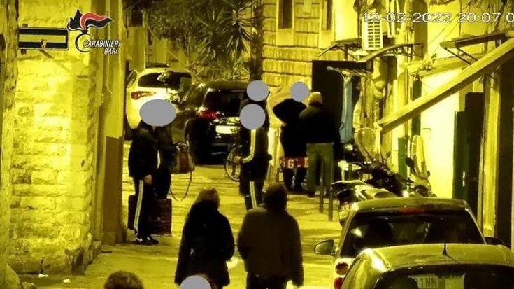 Droga nella movida di Bari vecchia, dosi per ragazzini e gestori dei locali: cinque arresti