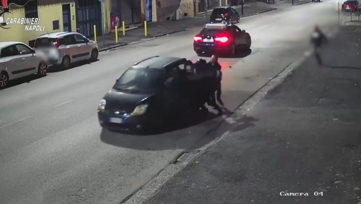 Carabiniere afferra rapinatore armato da auto in corsa: “Un’emozione restituire soldi alla vittima”