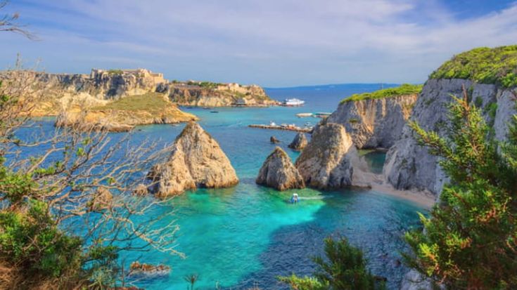 "I paradisi del mare - Alla scoperta dei porti del Sud e delle isole", la nuova guida di Repubblica