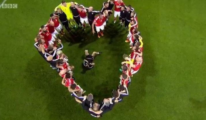 Galles, vittoria storica col cuore: la squadra di Coleman festeggia così