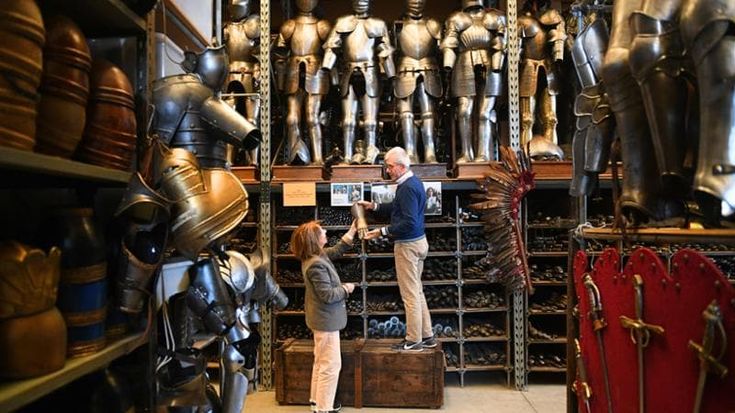 Gli ombrellini di Lidia Poët e gli elmi del Trono di Spade: a Milano la fabbrica dei sogni