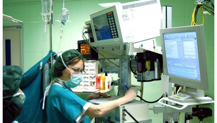 I mesi di Covid hanno azzoppato la sanità: “Protesi al ginocchio? Soltanto fra 2 anni”
