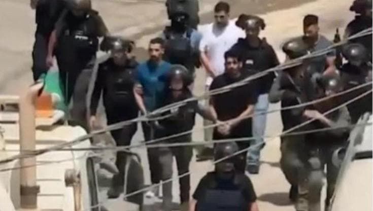 Gerusalemme est, l'esercito israeliano assalta il campo di Shuafat: portate via tre persone