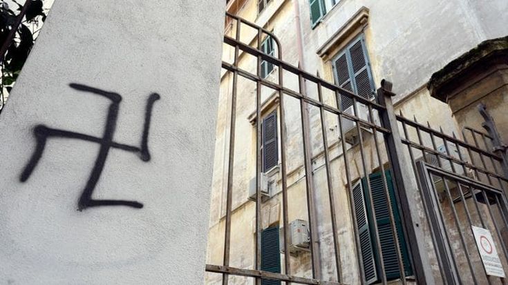 Testaccio, svastiche sul palazzo di “C’è ancora domani”. “Insulto alla democrazia”. Ama le cancella