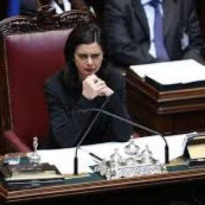 "Dimezzare gli stipendi dei deputati": bagarre alla Camera dopo un odg del M5s
