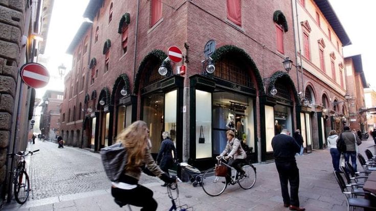 Via Clavature, tentano rapina col monopattino e un coltello ma le vittime sono agenti