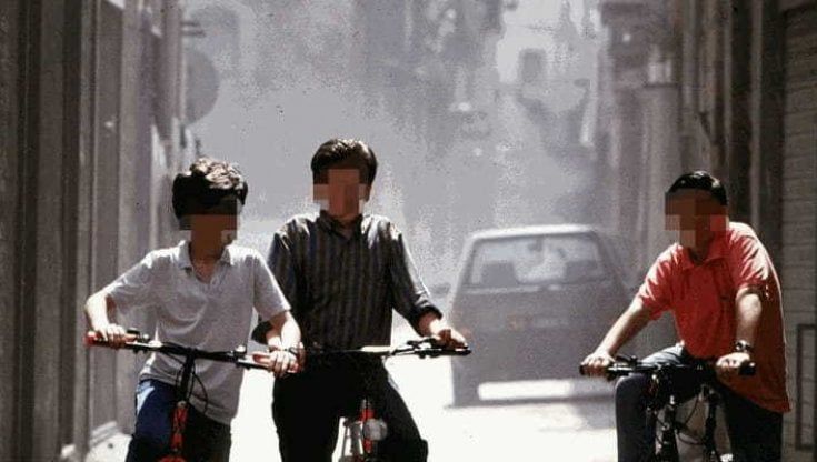 Ottantenne infastidito dai bambini in cortile li insegue mentre scappano in bici e ne investe uno con l'auto