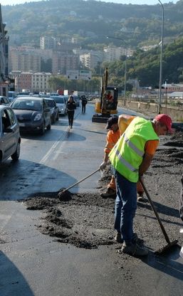 Salta un tubo dell'acqua a Staglieno, il traffico va in tilt