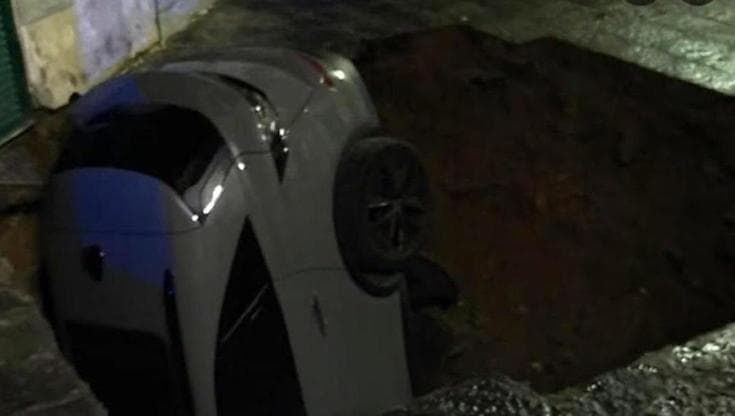 Napoli, maxi voragine a Materdei: un uomo “inghiottito” con la sua auto