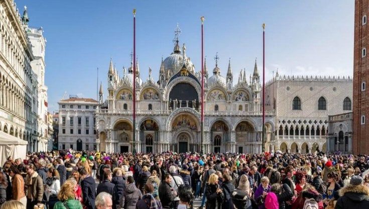Venezia, stop a negozi di souvenir e di paccottiglia per turisti: "Così tuteliamo la nostra storia" 