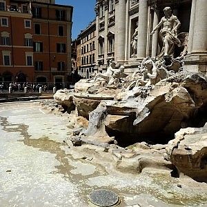 Rubarono le monetine dalla Fontana di Trevi, ma il reato va in prescrizione