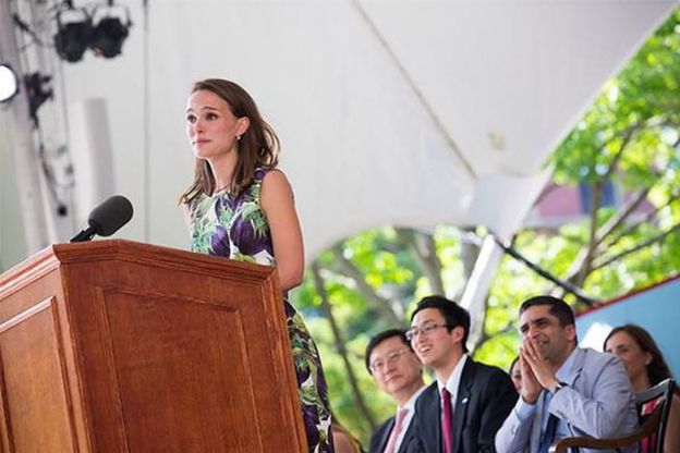 Natalie Portman agli studenti di Harvard: "Andate oltre i vostri limiti"
