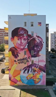"Il mondo è nostro", a Lecce il murale dell'accoglienza ispirato alle  banlieu di Parigi