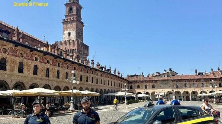 Fallimento Moreschi, 11.500 paia di scarpe di lusso prodotte in altri stabilimenti e pronte per essere spedite in Svizzera: merce sequestrata per 3,5 milioni