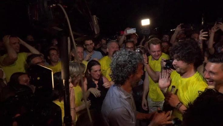 Comunali Verona, Tommasi brinda con i sostenitori fuori dal comitato elettorale