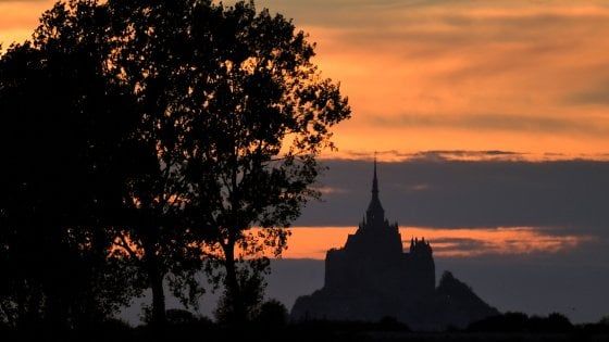 Mont-Saint-Michel: stop ai pediluvi dei pellegrini. "L'acqua costa, la paghiamo noi"