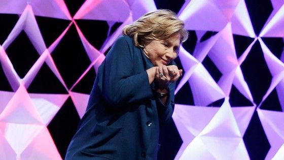 Usa: donna lancia una scarpa contro Hillary Clinton durante discorso a Las Vegas