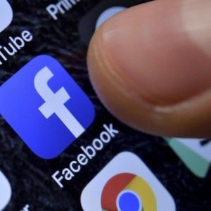 Gran Bretagna, stretta sui social network: via subito i contenuti dannosi per gli adolescenti