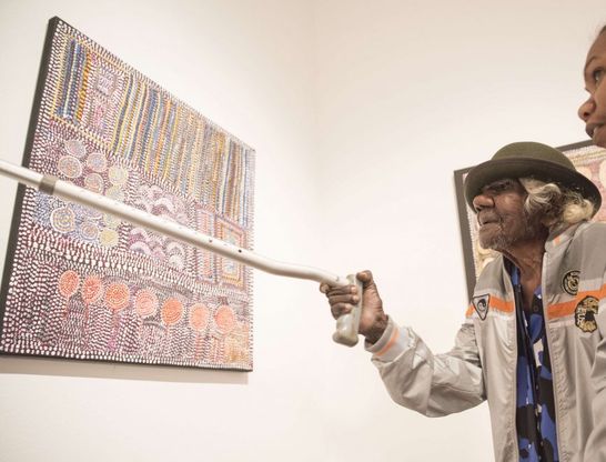 Australia, l'artista aborigena compie 105 anni: in mostra le sue opere