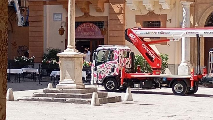 C’è la festa di Dua Lipa e il centro è blindato, l’ira dei commercianti: “Per noi nessun affare”