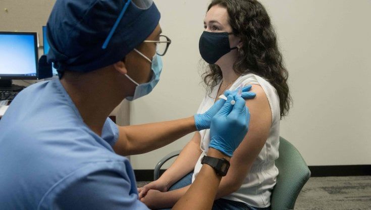 Allarme di Microsoft: cyberattacchi contro le aziende che lavorano ai vaccini anti-covid