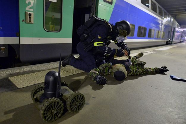 Parigi, stazione blindata: attacco terroristico simulato a Montparnasse 