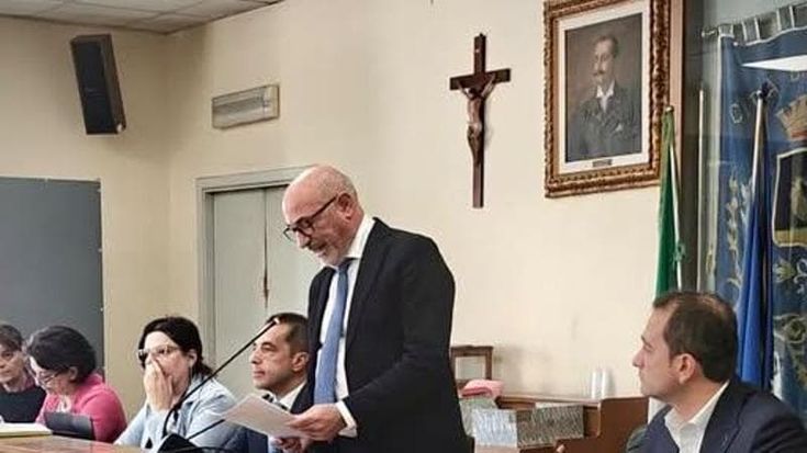 Matacena si dimette da sindaco di Aversa: la crisi si chiude con un post su Facebook