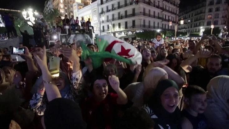 Algeria, la folla esulta in piazza per l'oro vinto da Imane Khelif